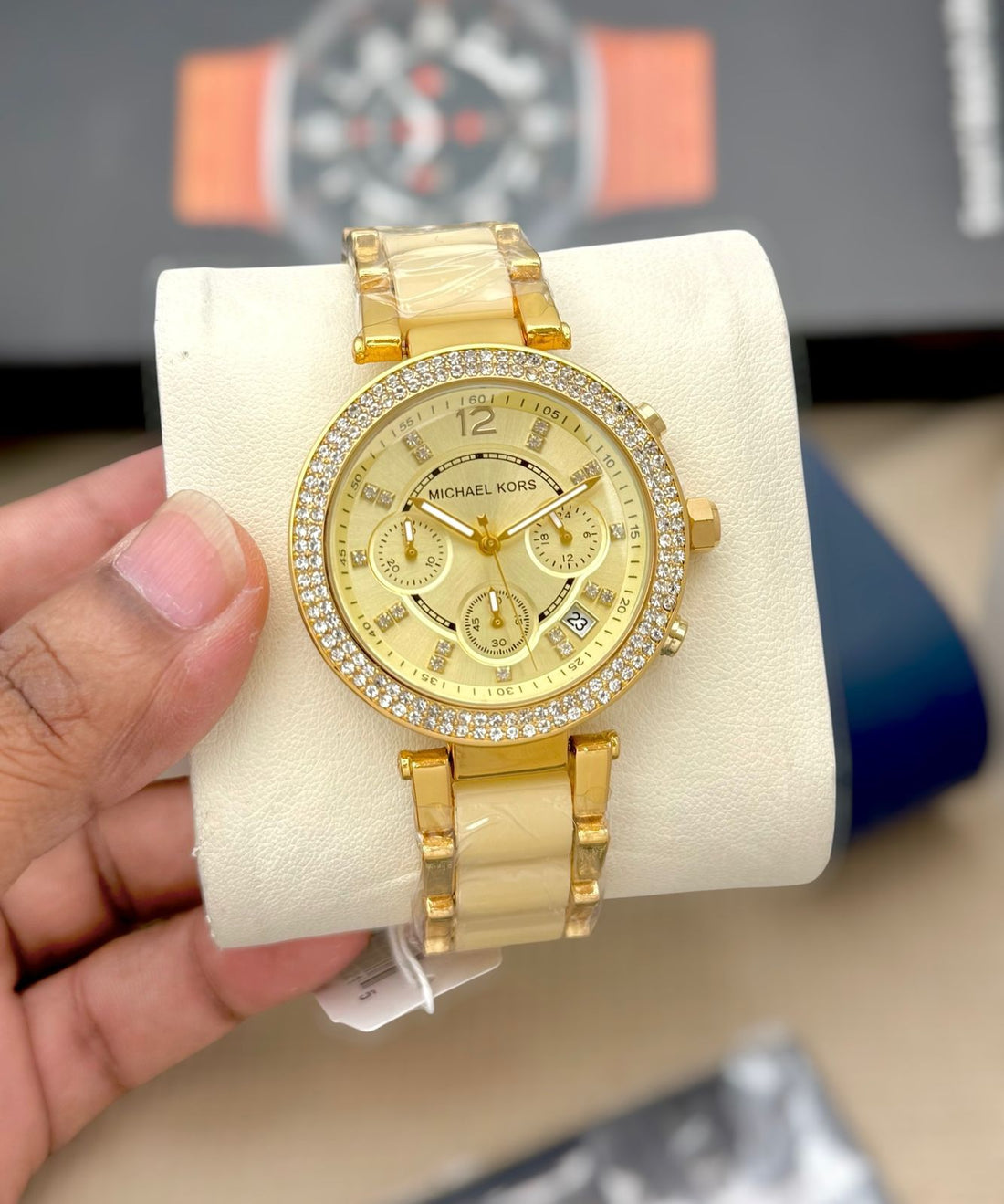 Luxury Crystal Dial Women’s Analog Watch with Stylish Metal Strap