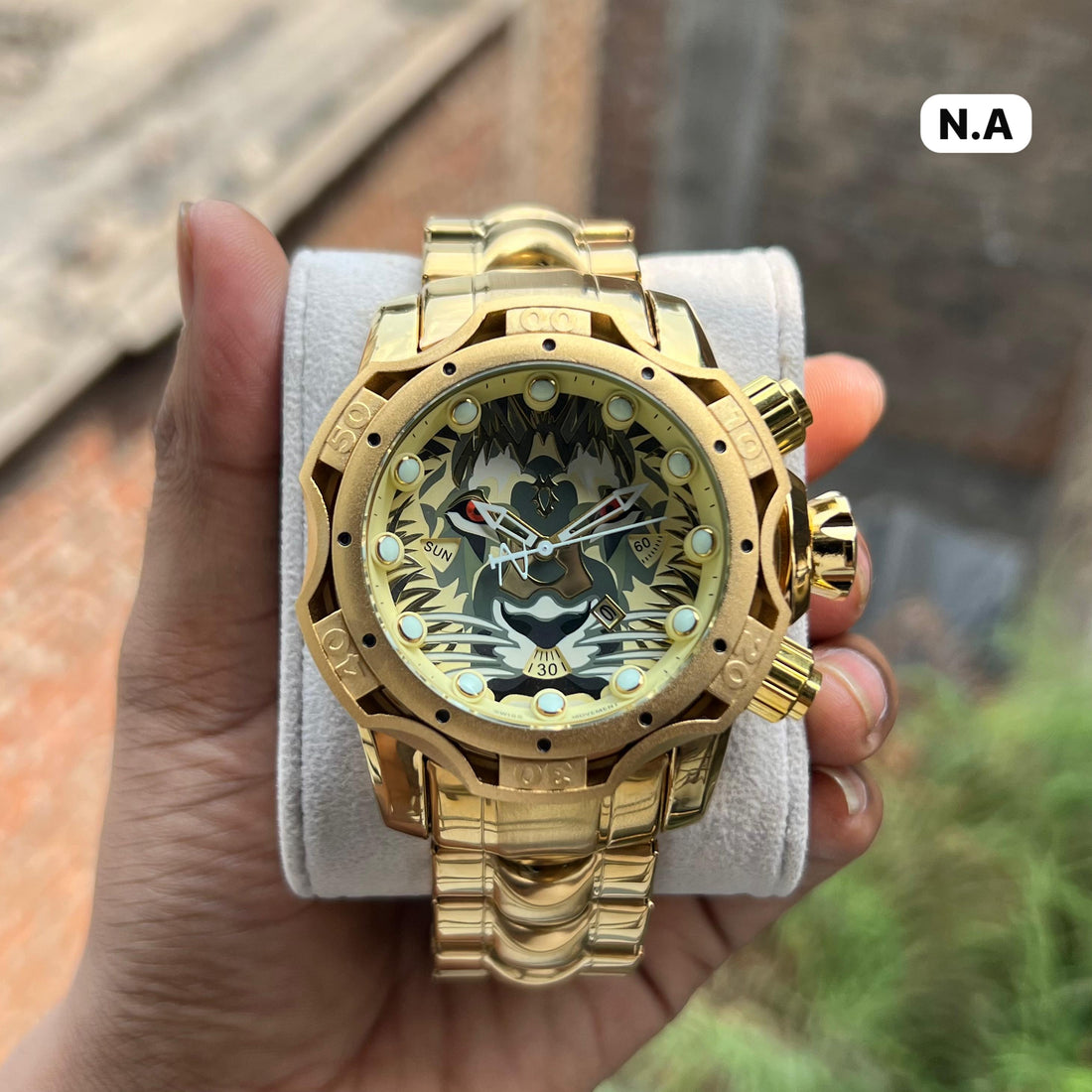 Luxury Oversized Gold Sports Watch – Chronograph & Day-Date Function